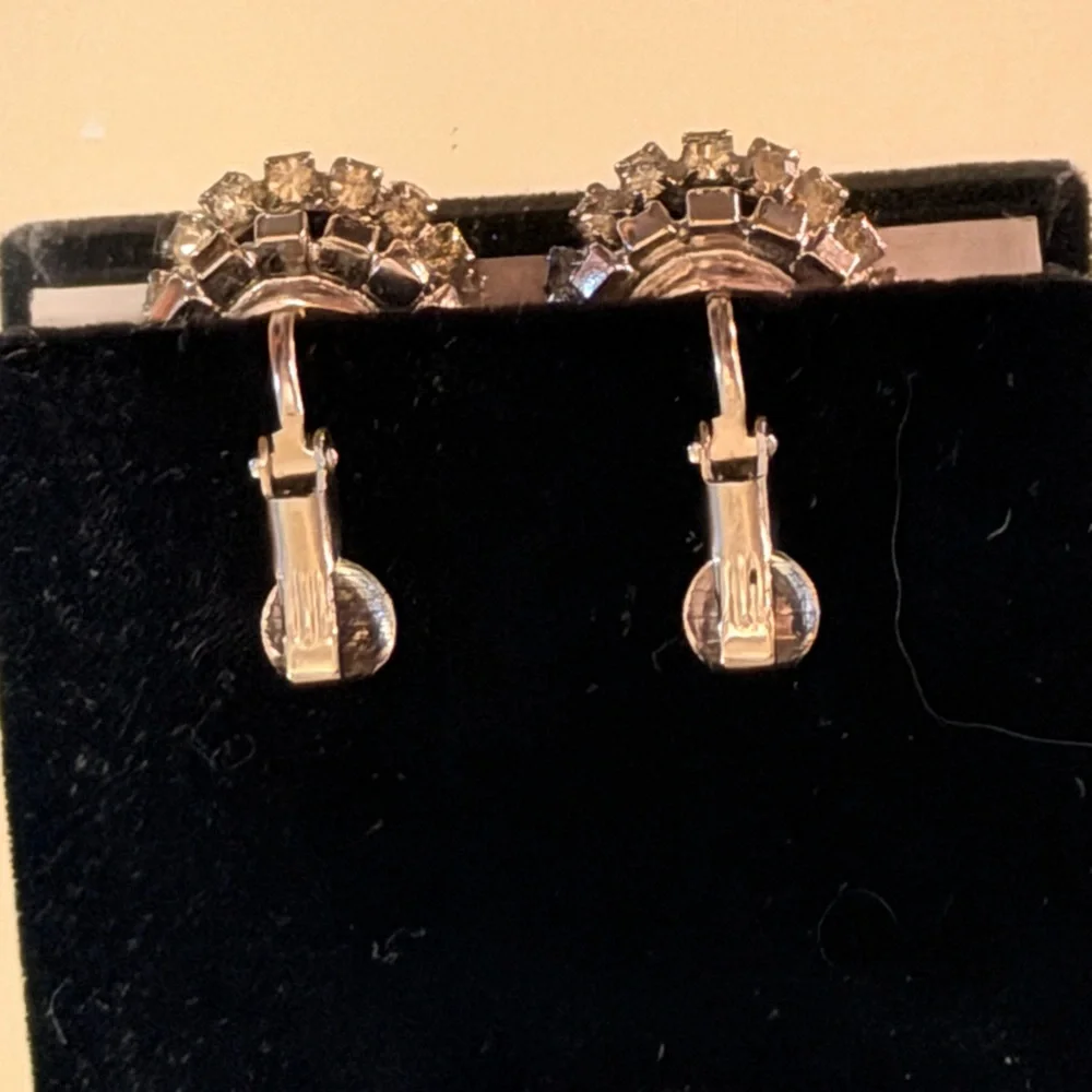 Elegant Black and Silver Cameo Jewelry Set - Picture 3 of 3